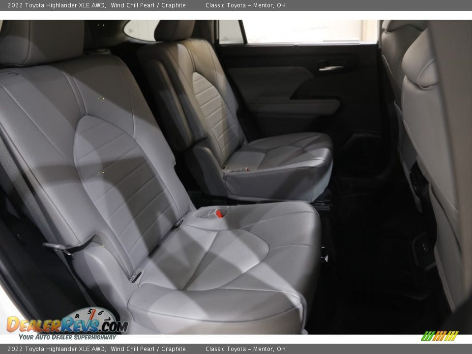 2022 Toyota Highlander XLE AWD Wind Chill Pearl / Graphite Photo #16