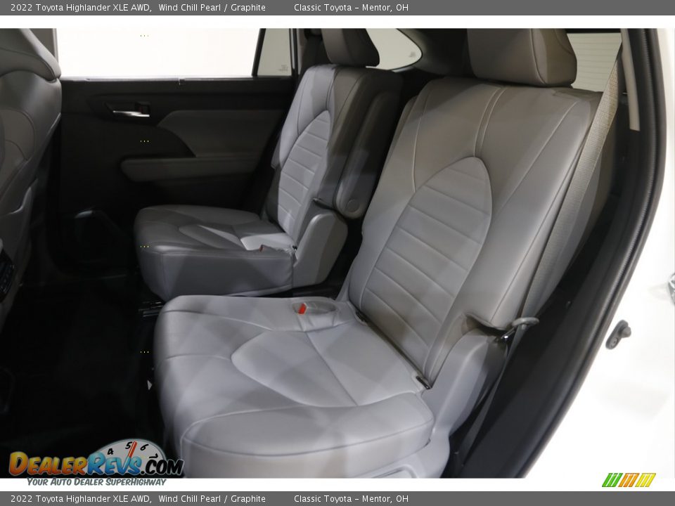 2022 Toyota Highlander XLE AWD Wind Chill Pearl / Graphite Photo #17