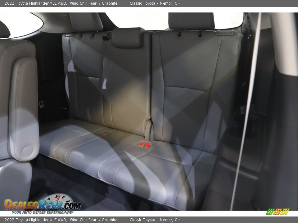 2022 Toyota Highlander XLE AWD Wind Chill Pearl / Graphite Photo #18