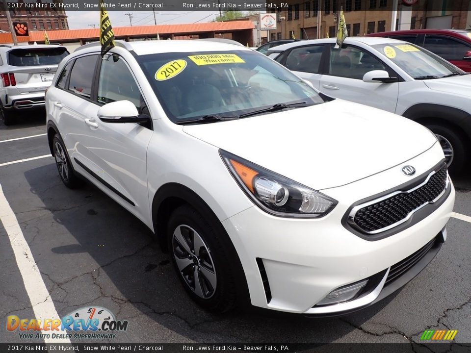 Front 3/4 View of 2017 Kia Niro EX Hybrid Photo #3