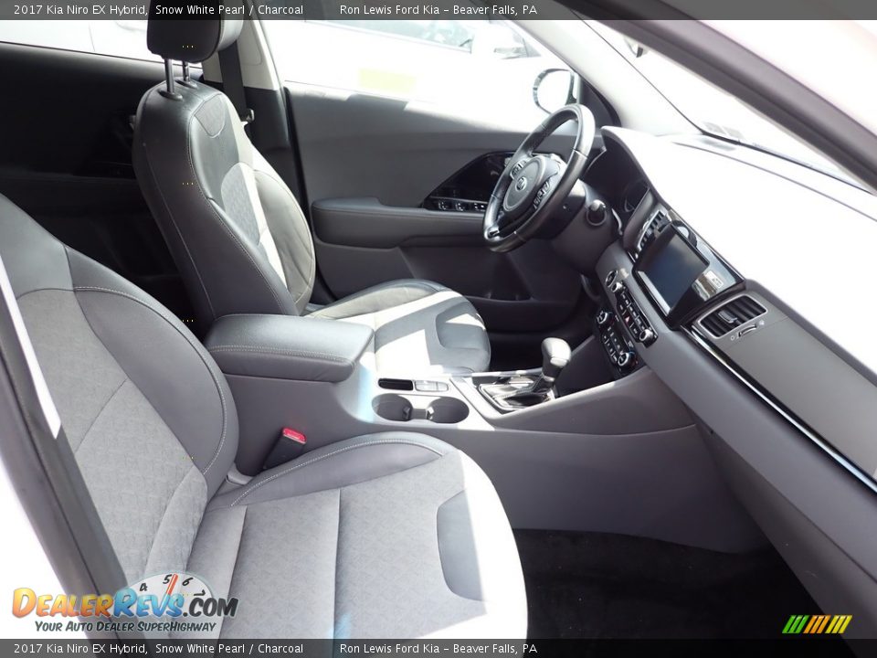 Front Seat of 2017 Kia Niro EX Hybrid Photo #10