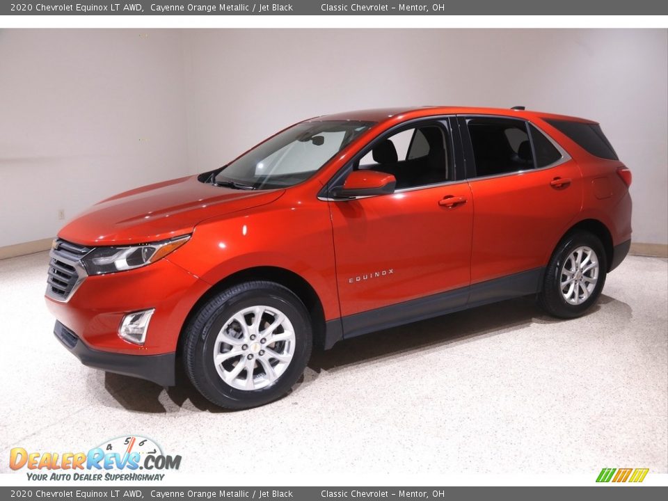 Front 3/4 View of 2020 Chevrolet Equinox LT AWD Photo #3