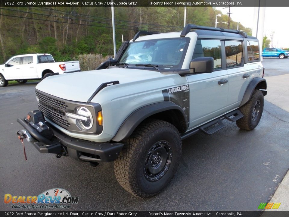 Front 3/4 View of 2022 Ford Bronco Everglades 4x4 4-Door Photo #7