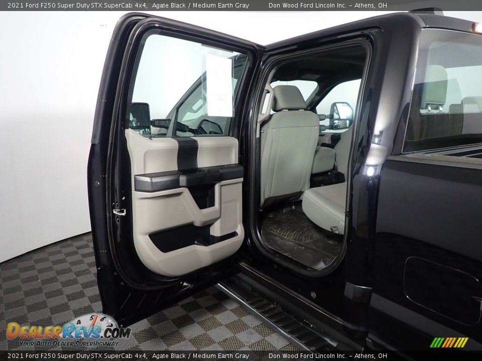 2021 Ford F250 Super Duty STX SuperCab 4x4 Agate Black / Medium Earth Gray Photo #31