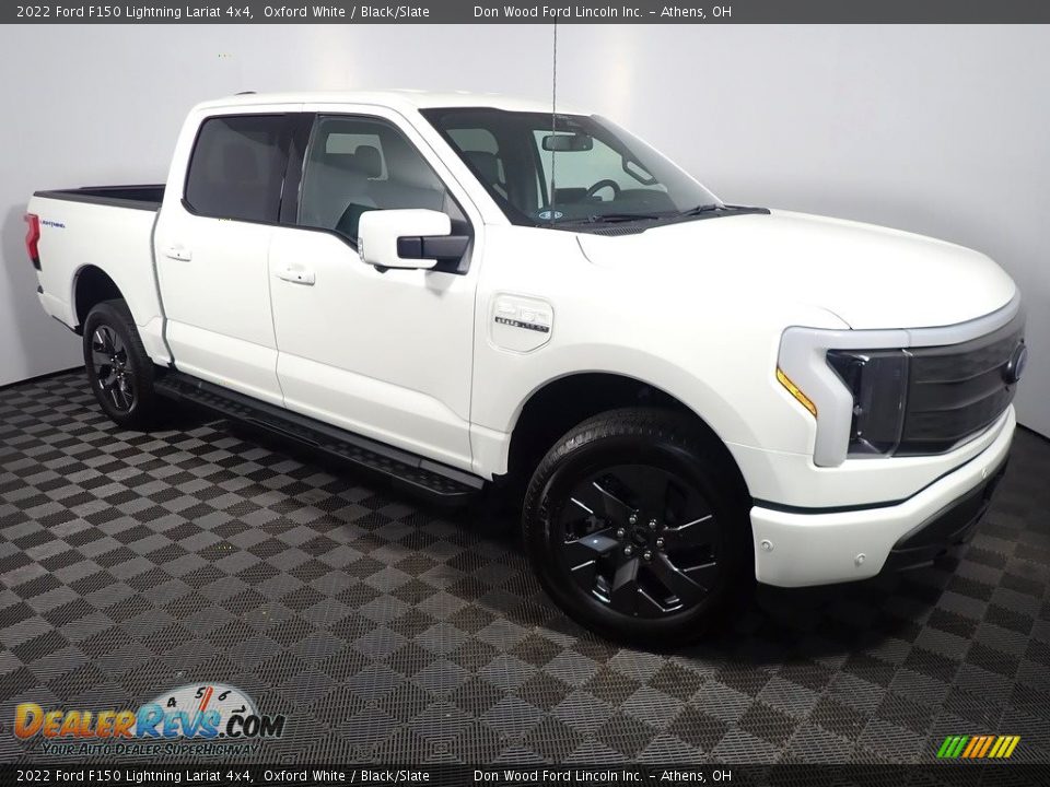 Front 3/4 View of 2022 Ford F150 Lightning Lariat 4x4 Photo #4
