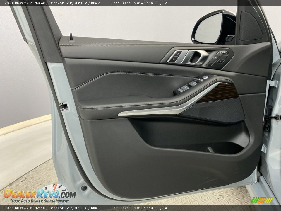 Door Panel of 2024 BMW X7 xDrive40i Photo #10