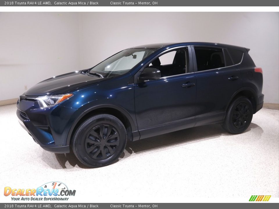 Front 3/4 View of 2018 Toyota RAV4 LE AWD Photo #3