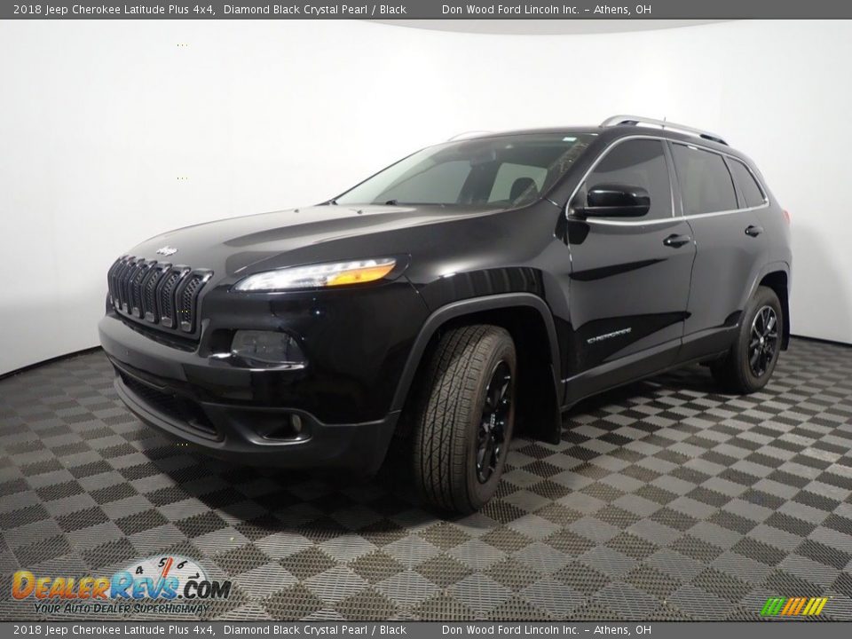Front 3/4 View of 2018 Jeep Cherokee Latitude Plus 4x4 Photo #9
