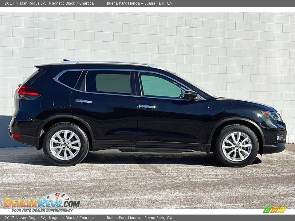 Magnetic Black 2017 Nissan Rogue SV Photo #3