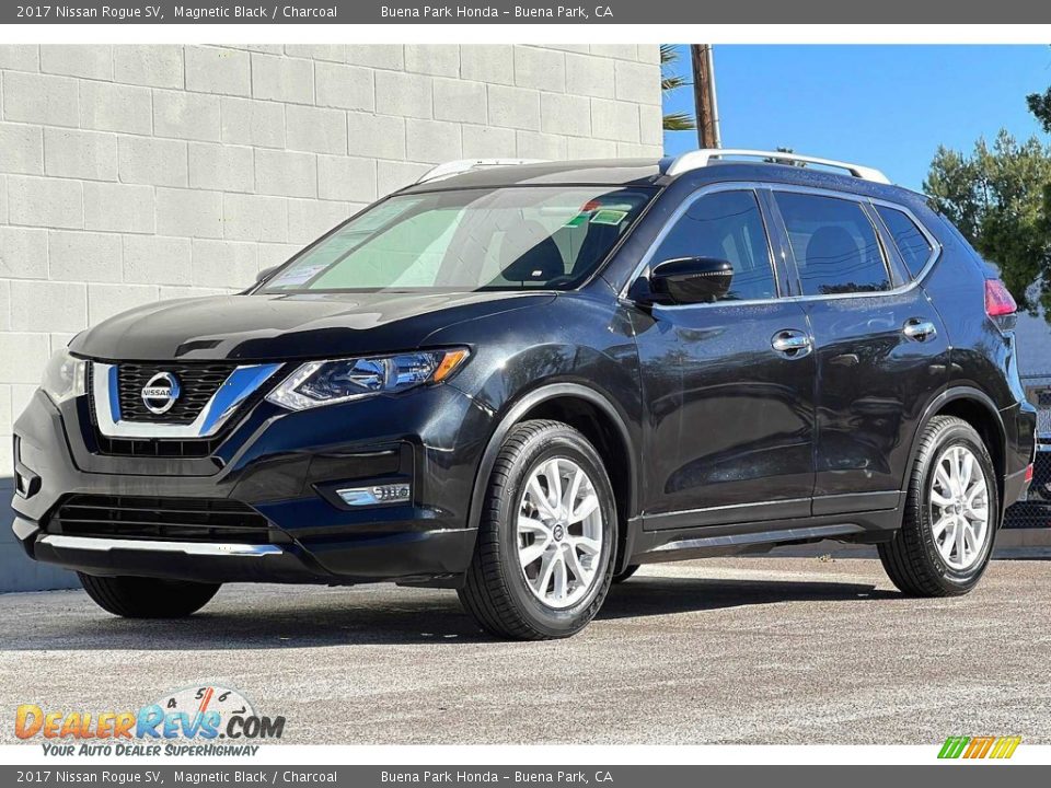Front 3/4 View of 2017 Nissan Rogue SV Photo #8
