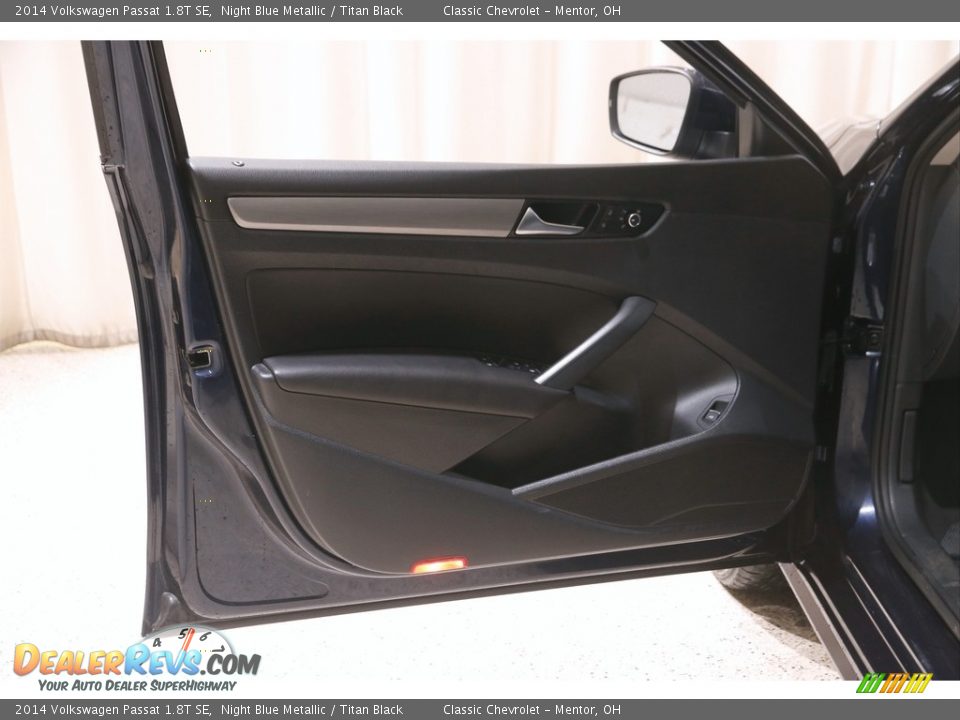 Door Panel of 2014 Volkswagen Passat 1.8T SE Photo #4