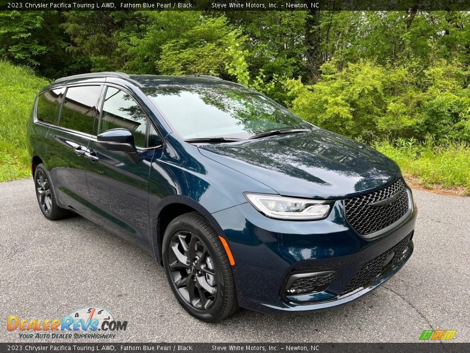 Front 3/4 View of 2023 Chrysler Pacifica Touring L AWD Photo #4