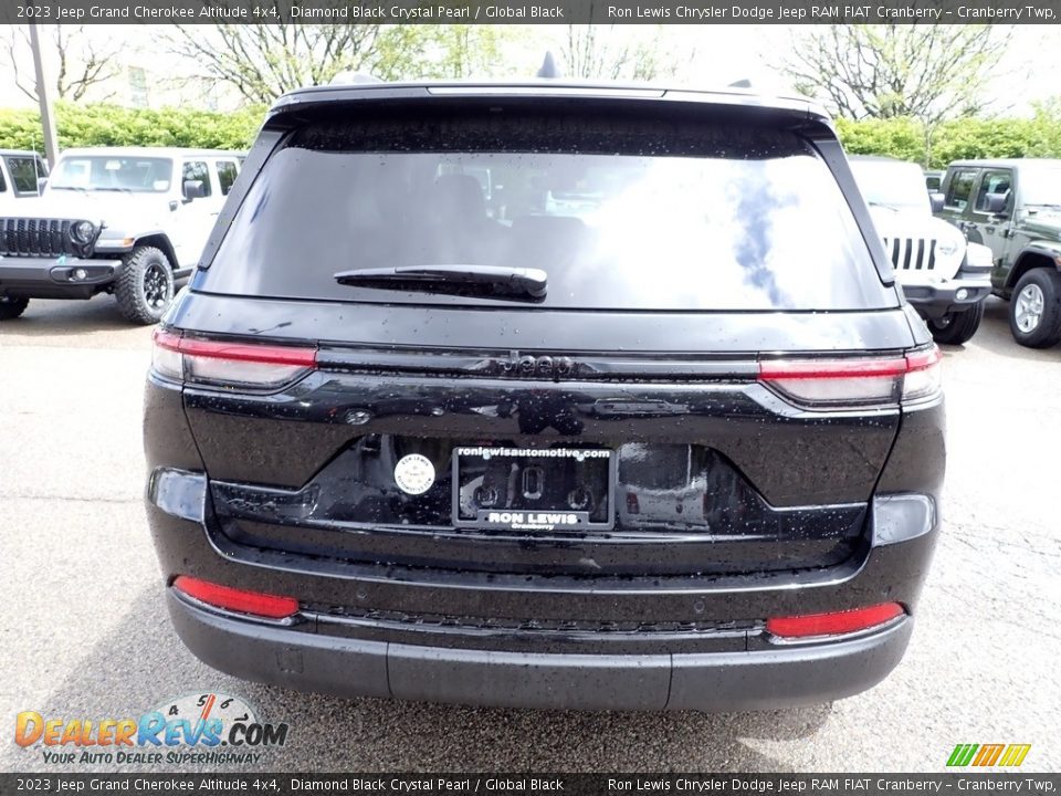 2023 Jeep Grand Cherokee Altitude 4x4 Diamond Black Crystal Pearl / Global Black Photo #4