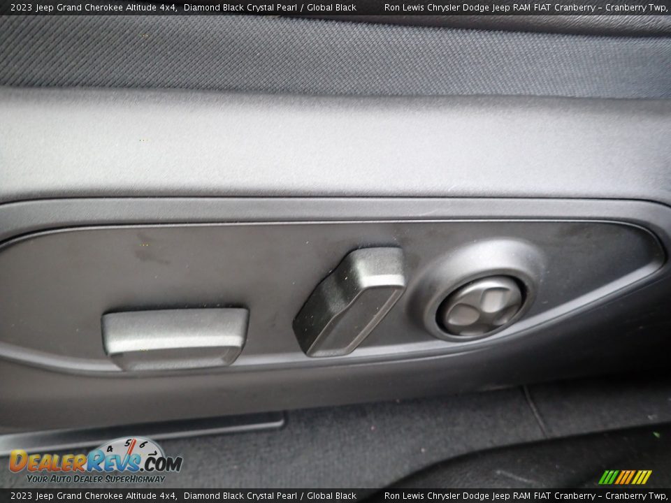 2023 Jeep Grand Cherokee Altitude 4x4 Diamond Black Crystal Pearl / Global Black Photo #16