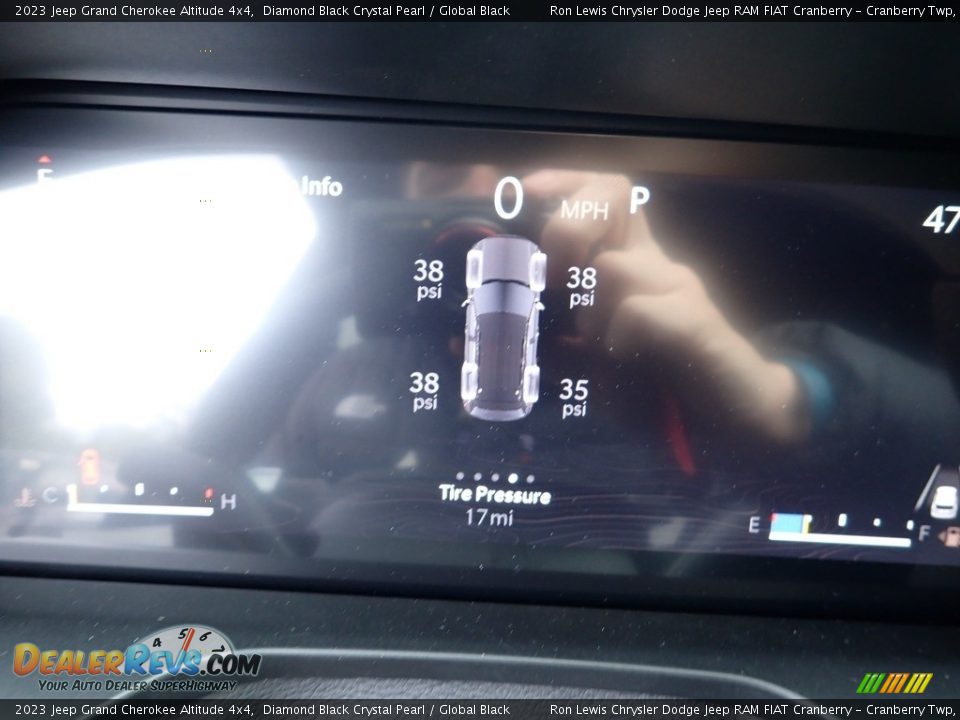 2023 Jeep Grand Cherokee Altitude 4x4 Diamond Black Crystal Pearl / Global Black Photo #17
