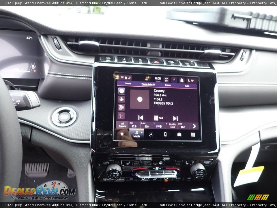 2023 Jeep Grand Cherokee Altitude 4x4 Diamond Black Crystal Pearl / Global Black Photo #18