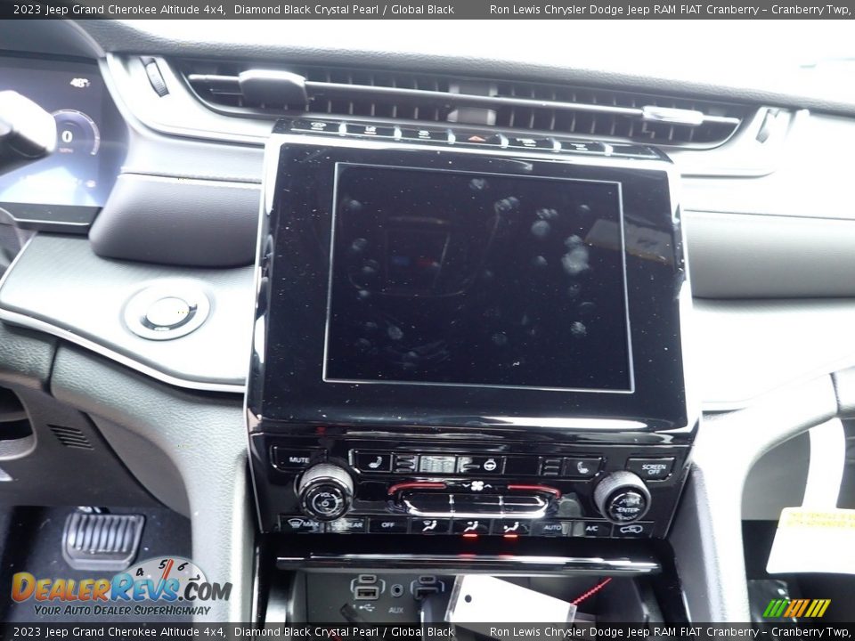 2023 Jeep Grand Cherokee Altitude 4x4 Diamond Black Crystal Pearl / Global Black Photo #17