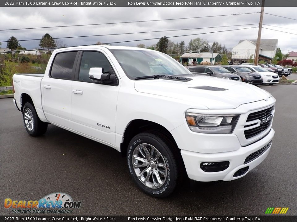 Front 3/4 View of 2023 Ram 1500 Laramie Crew Cab 4x4 Photo #7