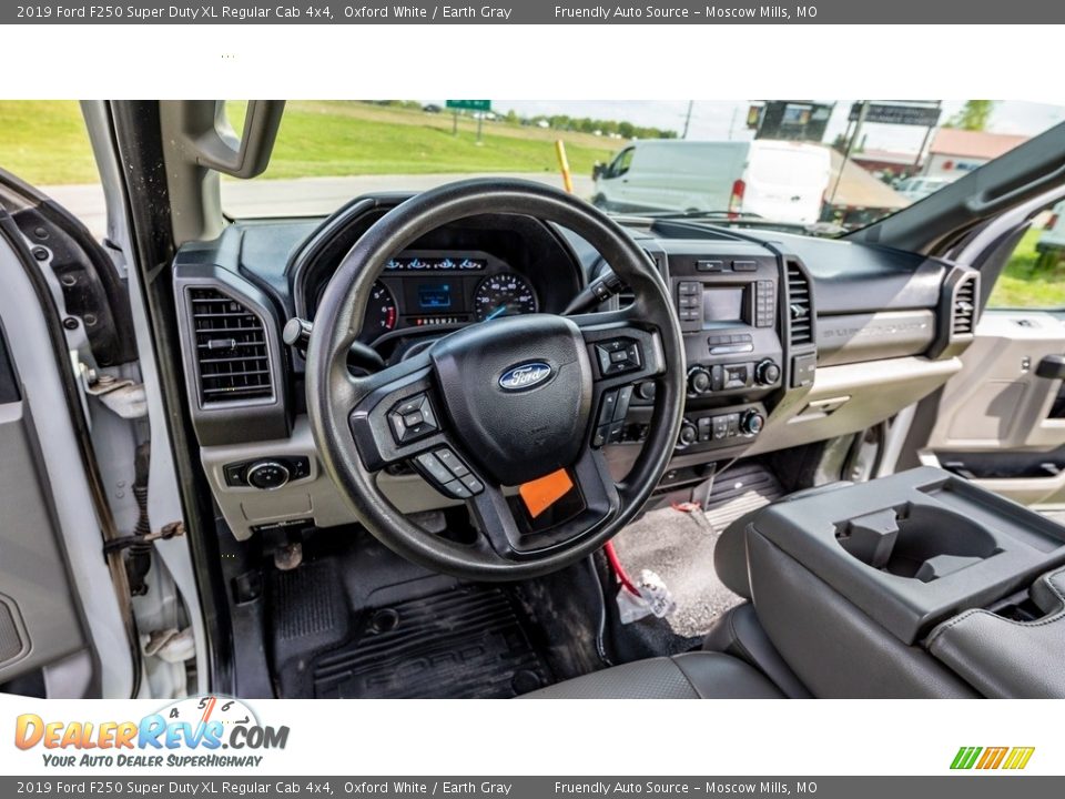 2019 Ford F250 Super Duty XL Regular Cab 4x4 Oxford White / Earth Gray Photo #19