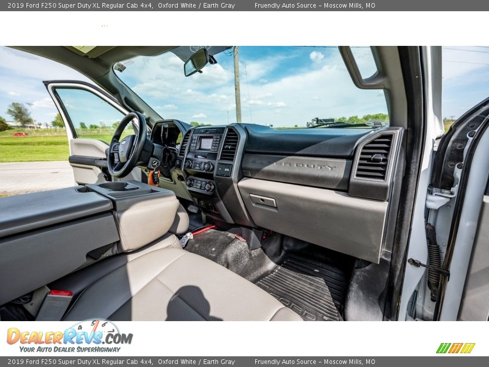 2019 Ford F250 Super Duty XL Regular Cab 4x4 Oxford White / Earth Gray Photo #21