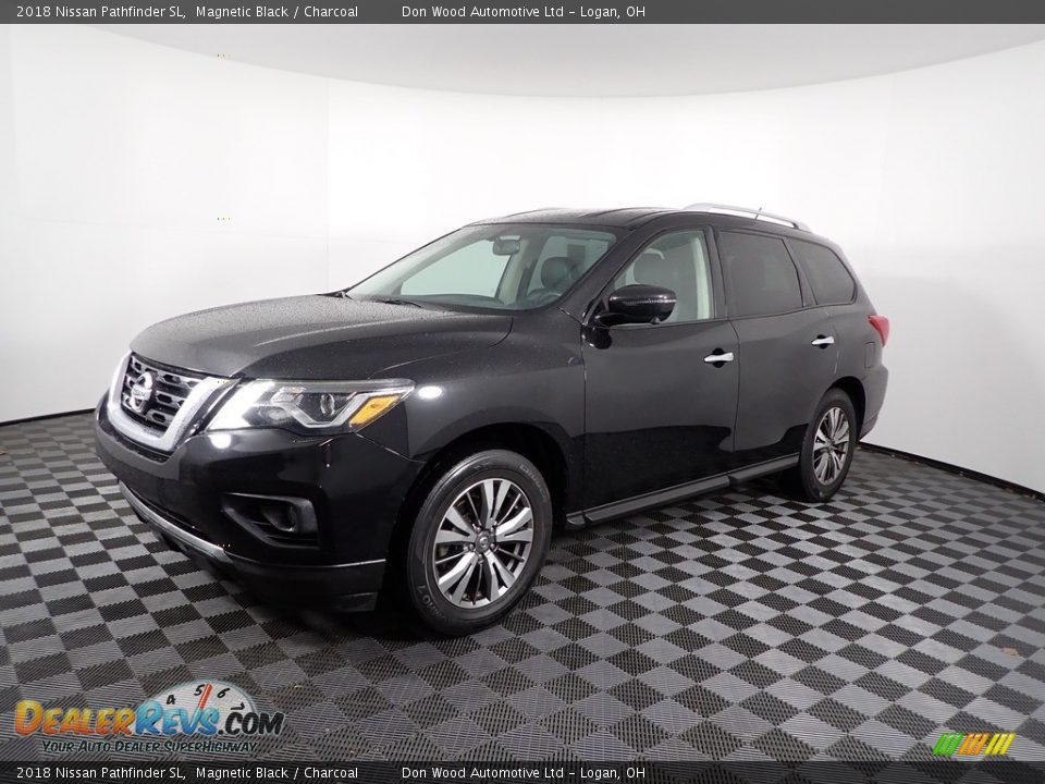 Front 3/4 View of 2018 Nissan Pathfinder SL Photo #7