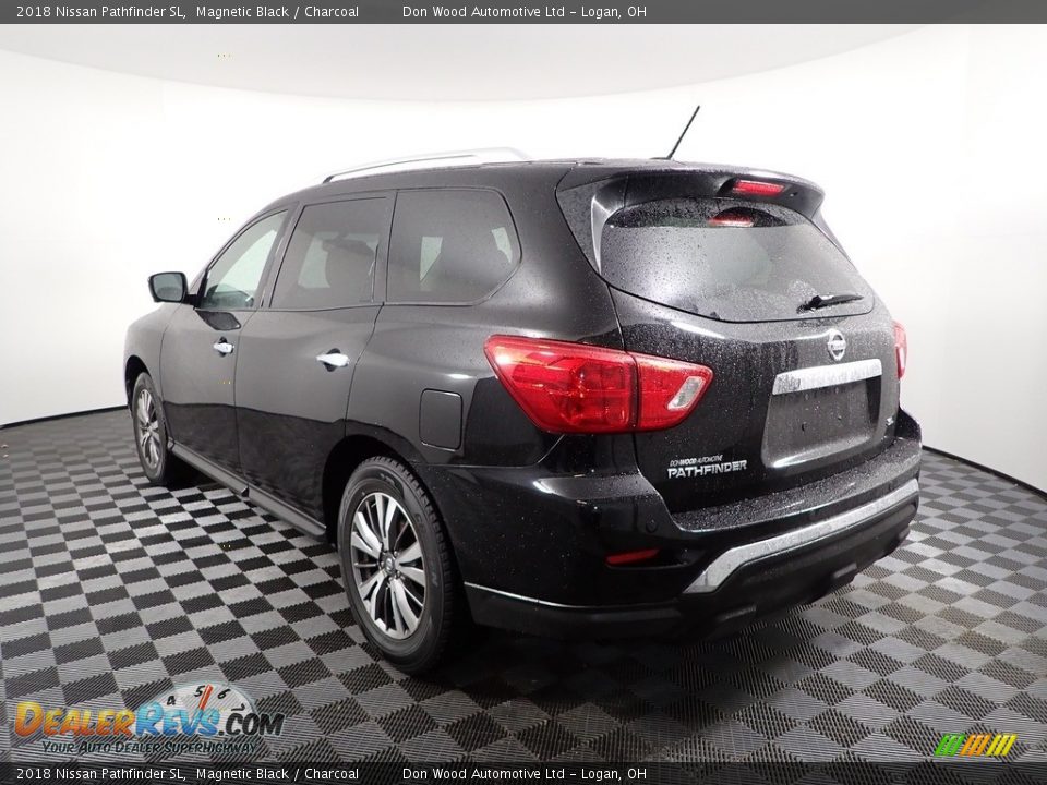 2018 Nissan Pathfinder SL Magnetic Black / Charcoal Photo #8
