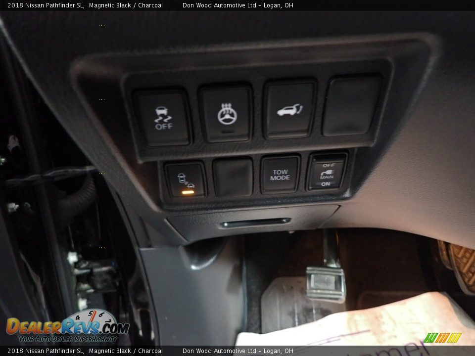 2018 Nissan Pathfinder SL Magnetic Black / Charcoal Photo #17