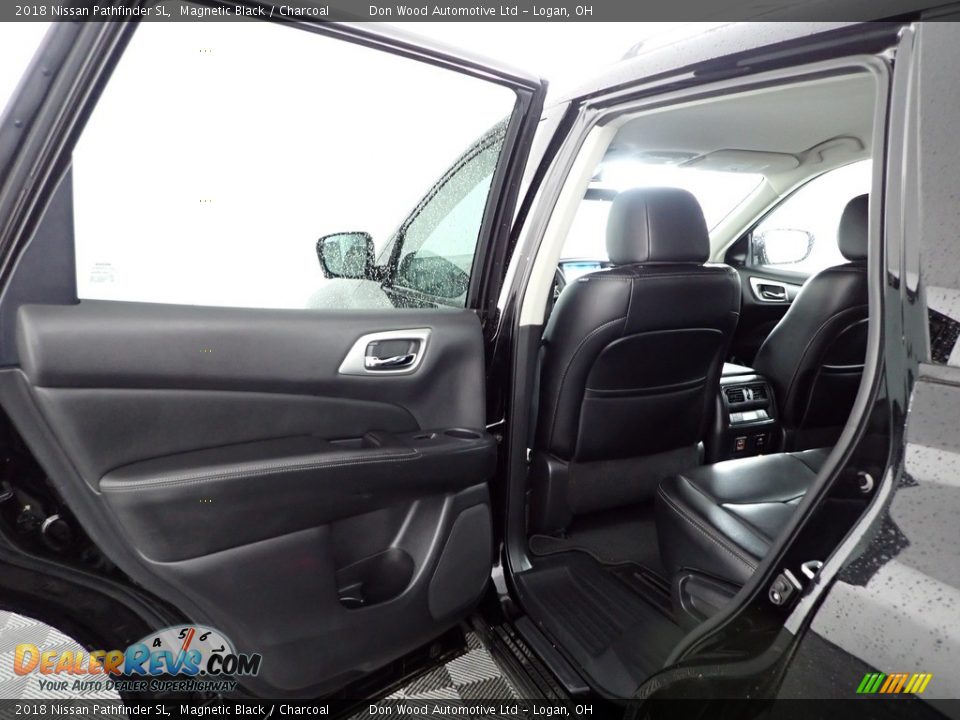 2018 Nissan Pathfinder SL Magnetic Black / Charcoal Photo #24