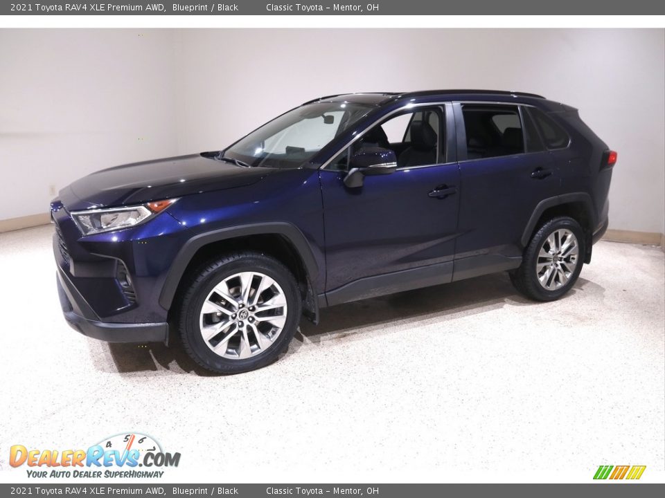 Front 3/4 View of 2021 Toyota RAV4 XLE Premium AWD Photo #3