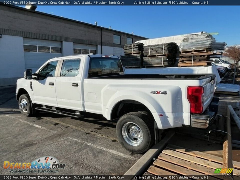 2022 Ford F350 Super Duty XL Crew Cab 4x4 Oxford White / Medium Earth Gray Photo #2