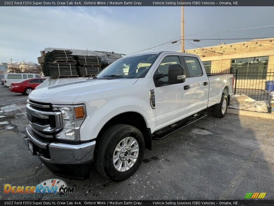 2022 Ford F350 Super Duty XL Crew Cab 4x4 Oxford White / Medium Earth Gray Photo #5