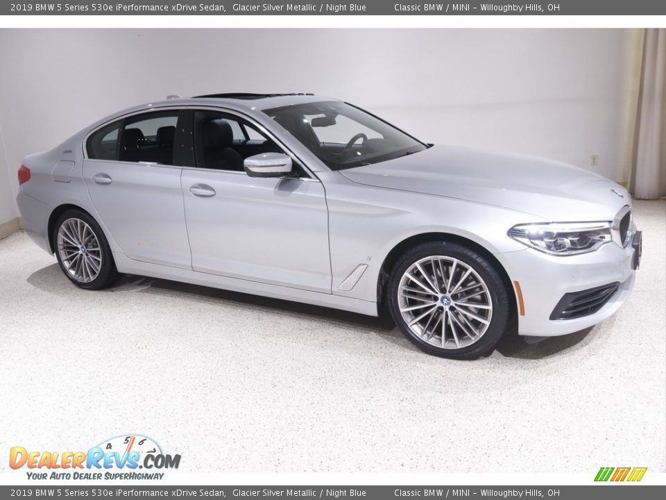 Front 3/4 View of 2019 BMW 5 Series 530e iPerformance xDrive Sedan Photo #1