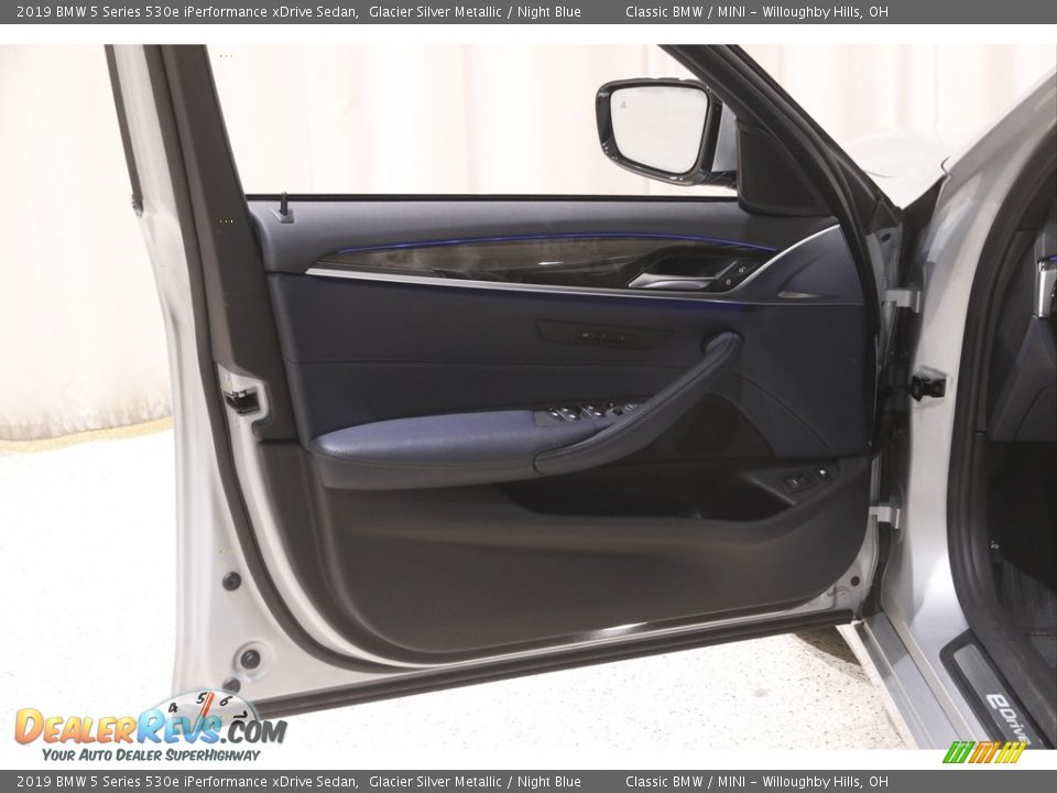 Door Panel of 2019 BMW 5 Series 530e iPerformance xDrive Sedan Photo #6
