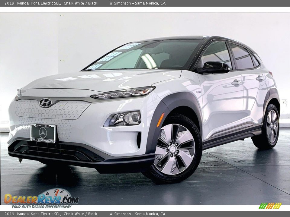 Front 3/4 View of 2019 Hyundai Kona Electric SEL Photo #12