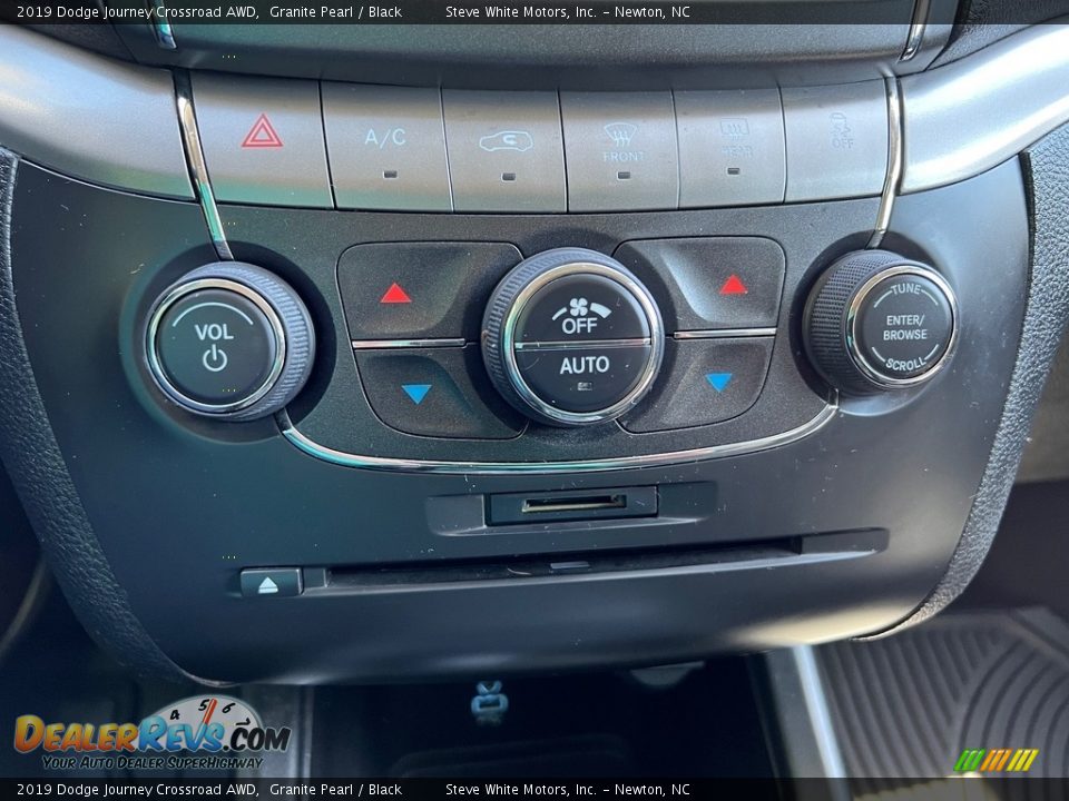 Controls of 2019 Dodge Journey Crossroad AWD Photo #23