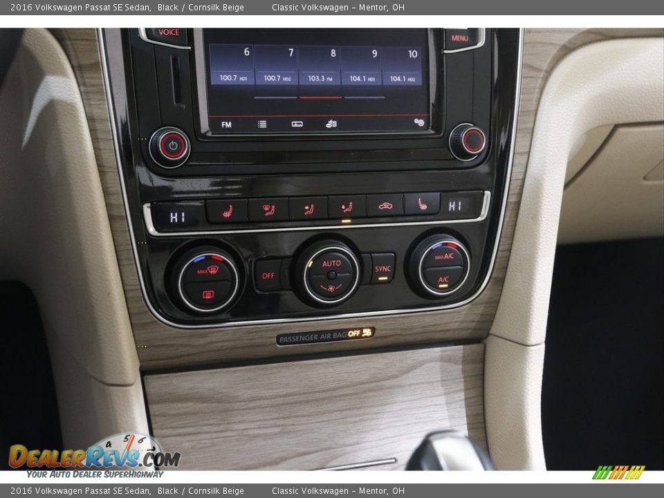 Controls of 2016 Volkswagen Passat SE Sedan Photo #13