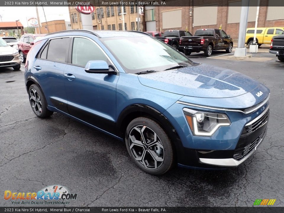 Front 3/4 View of 2023 Kia Niro SX Hybrid Photo #2