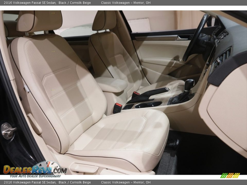 Front Seat of 2016 Volkswagen Passat SE Sedan Photo #16