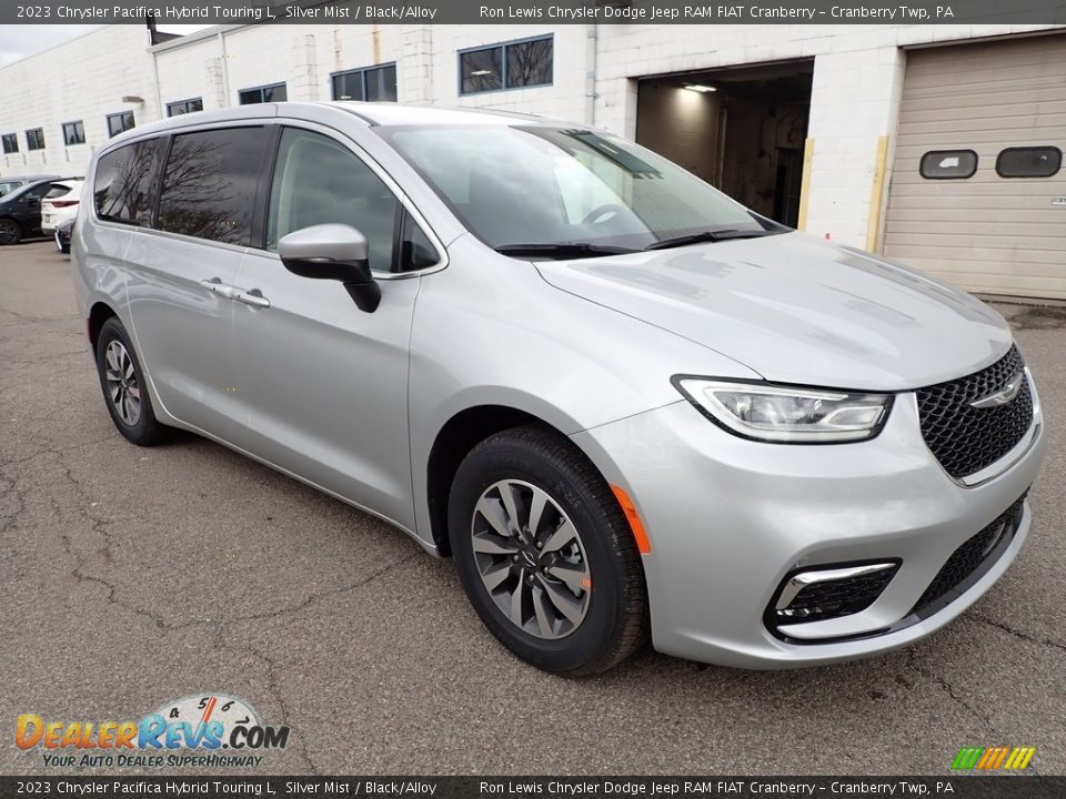 Front 3/4 View of 2023 Chrysler Pacifica Hybrid Touring L Photo #7