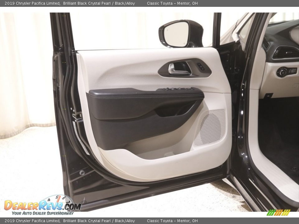 2019 Chrysler Pacifica Limited Brilliant Black Crystal Pearl / Black/Alloy Photo #4