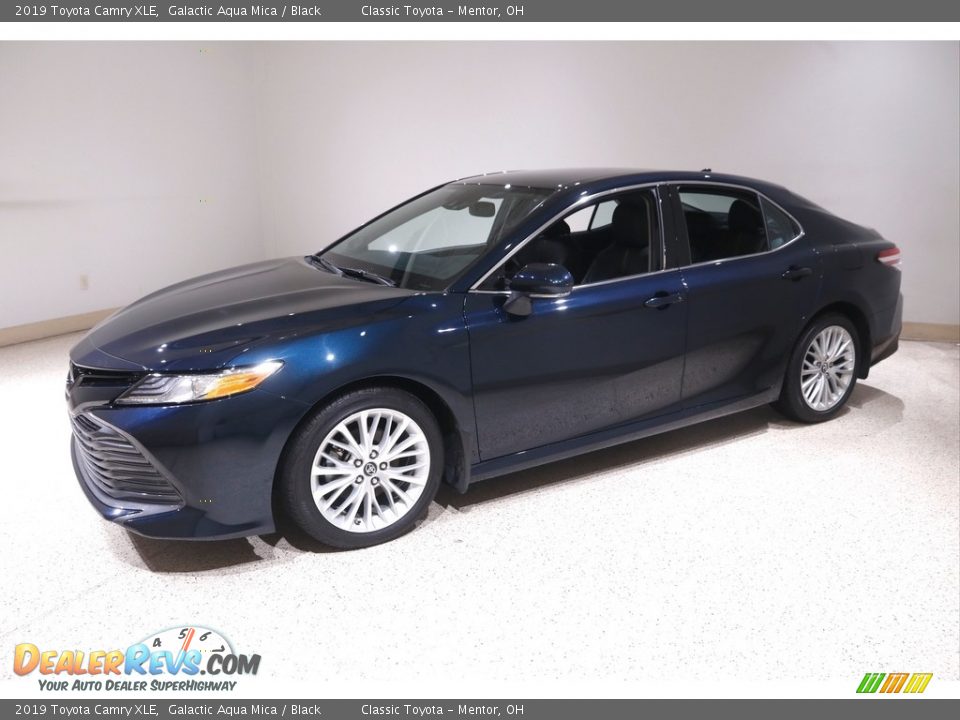 2019 Toyota Camry XLE Galactic Aqua Mica / Black Photo #3
