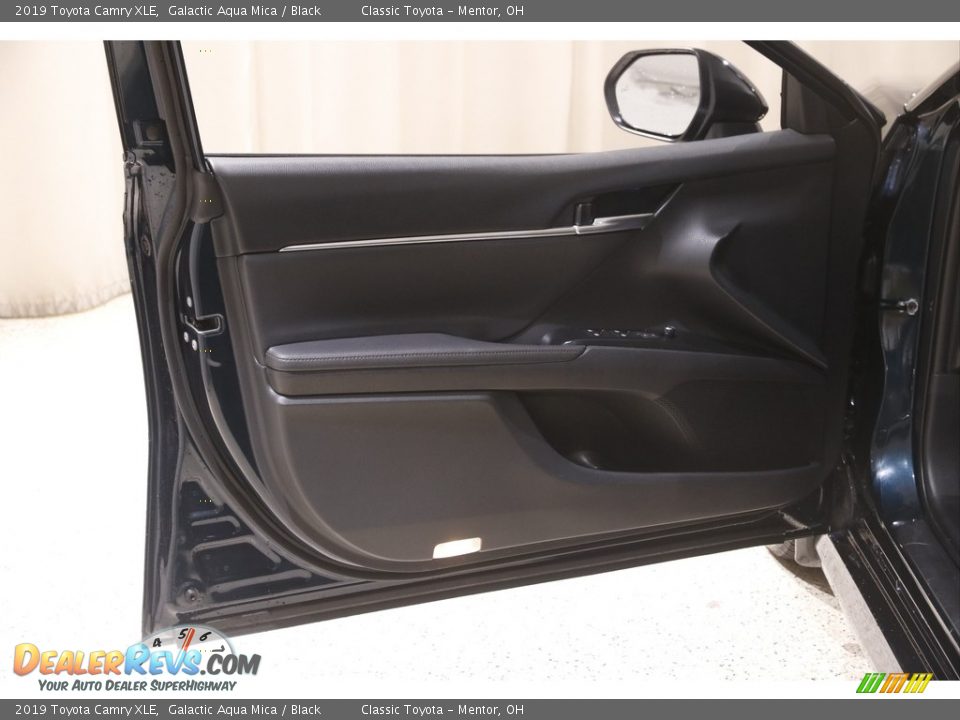 2019 Toyota Camry XLE Galactic Aqua Mica / Black Photo #4
