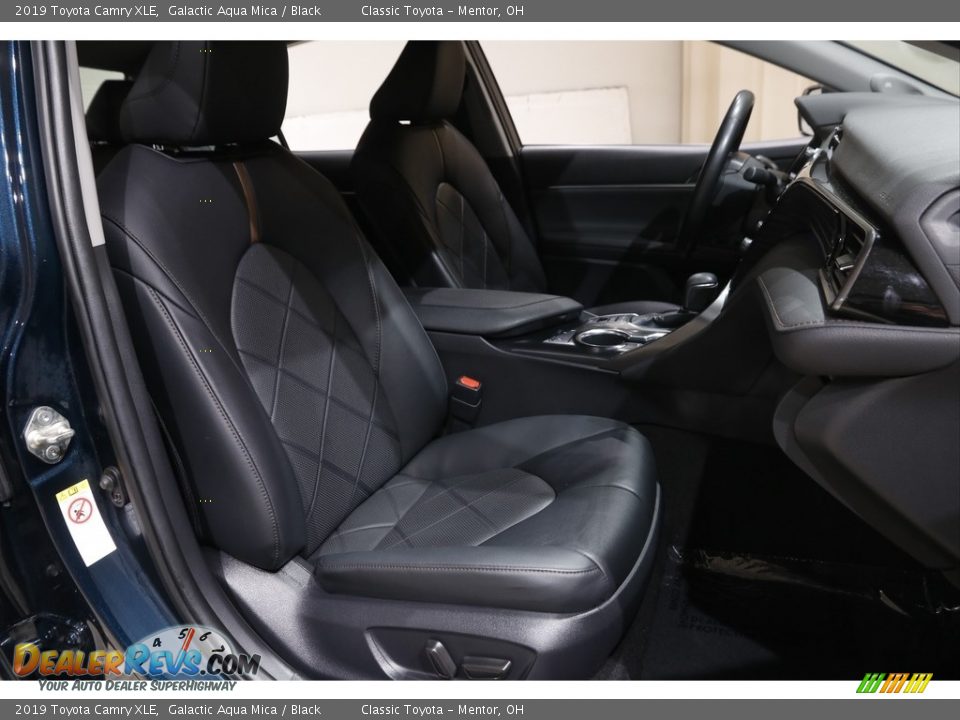 2019 Toyota Camry XLE Galactic Aqua Mica / Black Photo #17