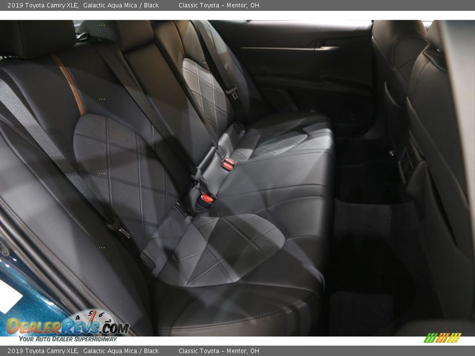2019 Toyota Camry XLE Galactic Aqua Mica / Black Photo #18