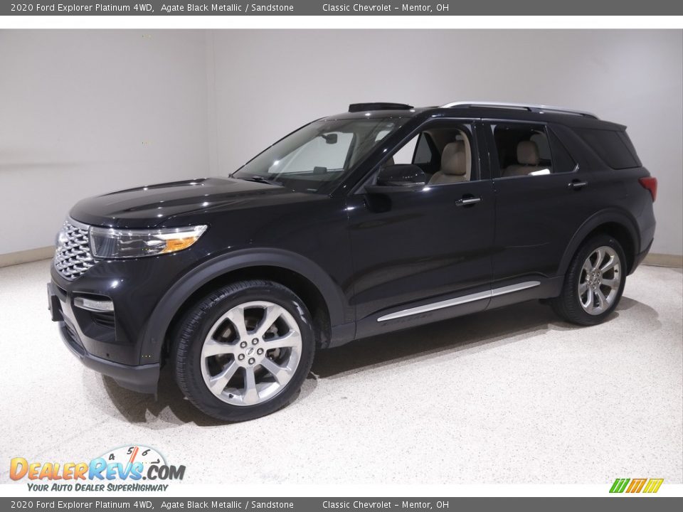Front 3/4 View of 2020 Ford Explorer Platinum 4WD Photo #3