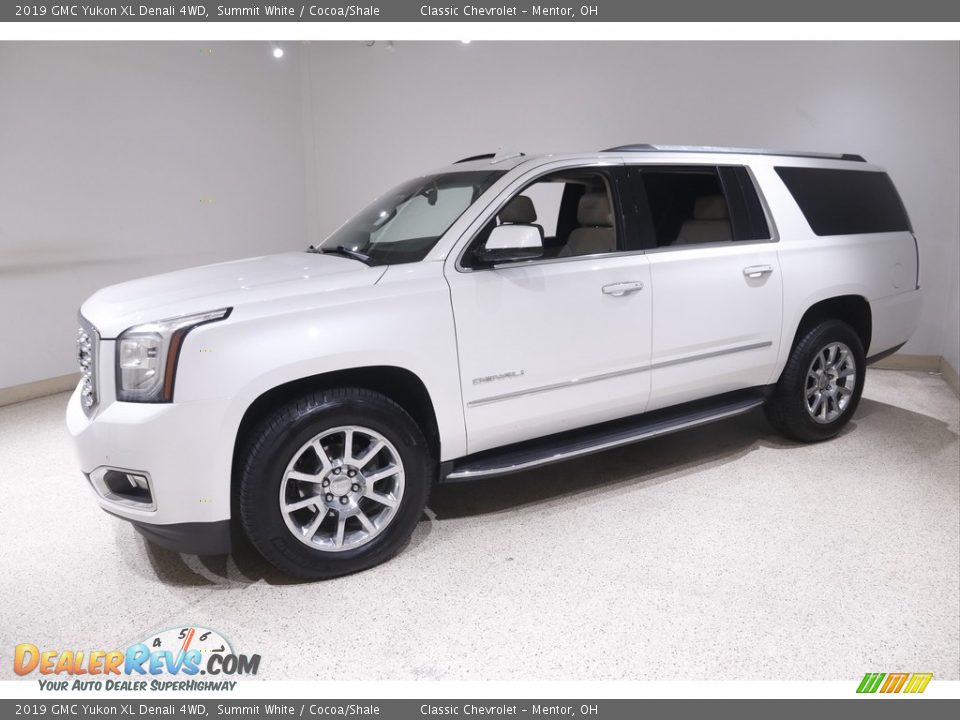 Front 3/4 View of 2019 GMC Yukon XL Denali 4WD Photo #3