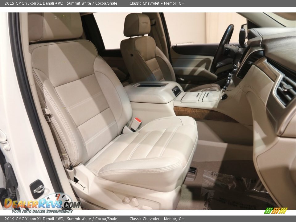 Front Seat of 2019 GMC Yukon XL Denali 4WD Photo #17