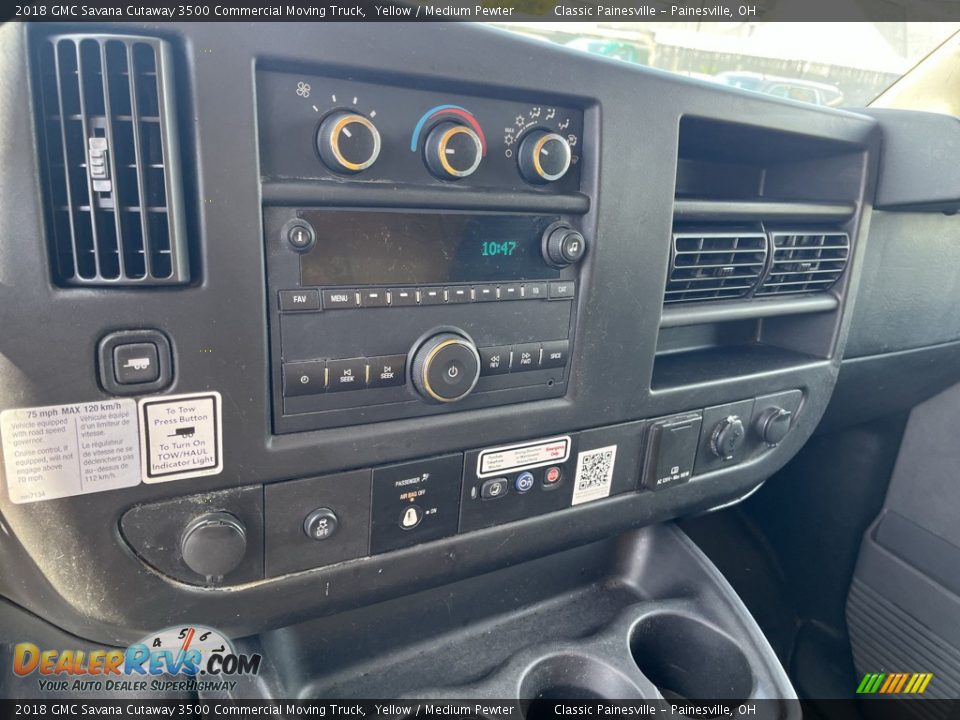 Controls of 2018 GMC Savana Cutaway 3500 Commercial Moving Truck Photo #7