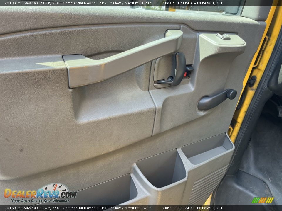 Door Panel of 2018 GMC Savana Cutaway 3500 Commercial Moving Truck Photo #10