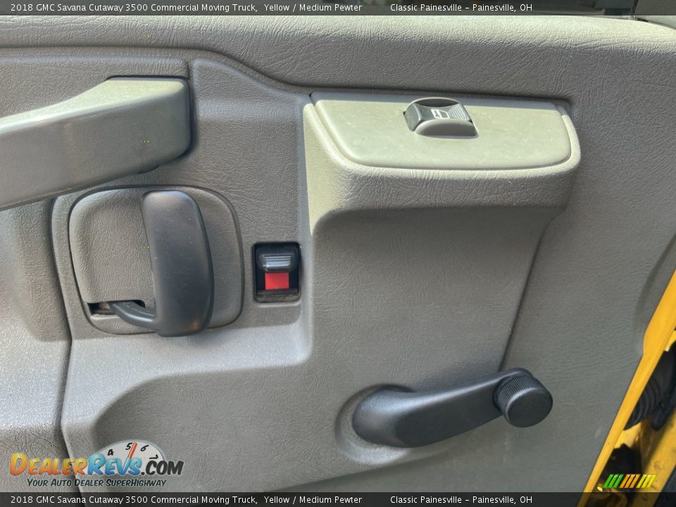 Door Panel of 2018 GMC Savana Cutaway 3500 Commercial Moving Truck Photo #11